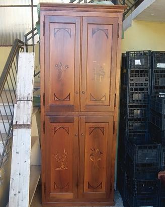 credenza artigianale con decorazioni a intarsio