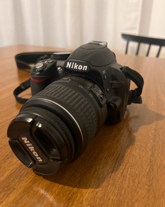Nikon D3100 con obiettivo AF-S nikkor 18-55mm