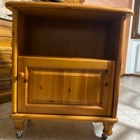 Mobiletto con ruote in legno