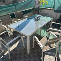 Tavolo e sedie da esterno