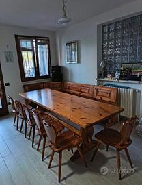 Tavolo con panca angolare e sedie in legno
