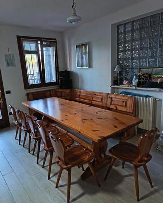 Tavolo con panca angolare e sedie in legno