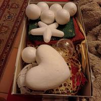 scatola con materiale per patchwork