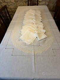 Tovaglia Ovale ricamata a mano