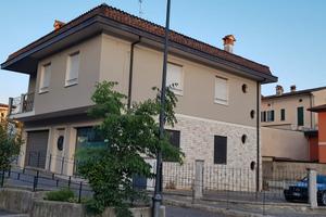 Zona centralissima con parcheggi gratuiti
