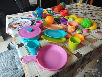 assortimento di stoviglie in plastica 