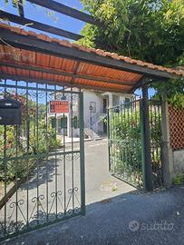 Alloggio con due posti auto e ricovero