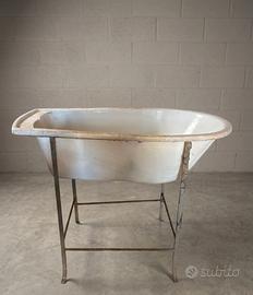 Vasca da bagno antica vintage con piedis