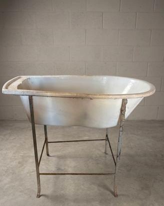 Vasca da bagno antica vintage con piedis