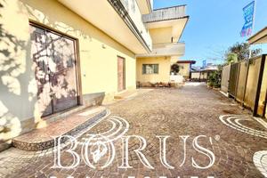 Locale commerciale - Castel Volturno