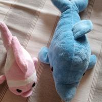 set 2 peluche delfino e pesce rosa detto pesceblob
