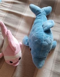 set 2 peluche delfino e pesce rosa detto pesceblob
