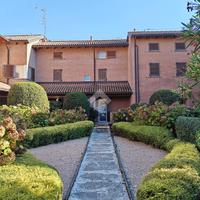VILLA A SCHIERA A CARATE BRIANZA