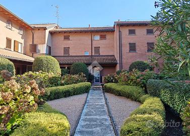 VILLA A SCHIERA A CARATE BRIANZA