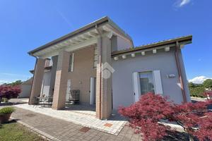 VILLA SINGOLA A TREBASELEGHE
