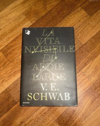 Libro romanzo la vita invisibile di Addie LaRue