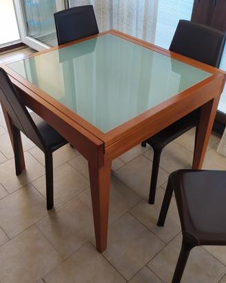 tavolo in legno e sedie in cuoio