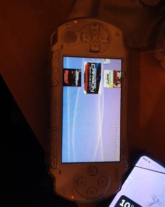 PSP 1000 bianca con cover e giochi