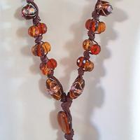 Collana in corda, perline color ambra e pendenti