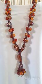 Collana in corda, perline color ambra e pendenti