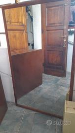 specchio con cornice in legno