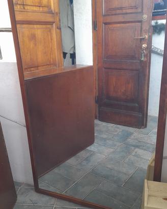 specchio con cornice in legno