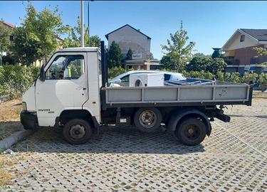 Autocarro Nissan trade ribaltabile