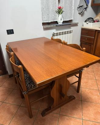 Tavolo più 4 sedie in legno