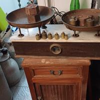 bilancia  vecchia funzionante con  pesi 