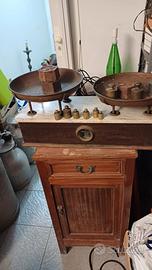 bilancia  vecchia funzionante con  pesi 