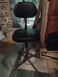 sgabello girevole e modulabile in altezza e seduta