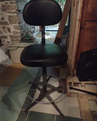 sgabello girevole e modulabile in altezza e seduta