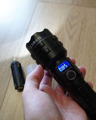 Torcia LED Ricaricabile 15.000 Lumen A06 XHP70