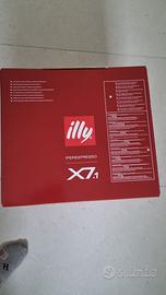 Macchina del caffè Illy rossa