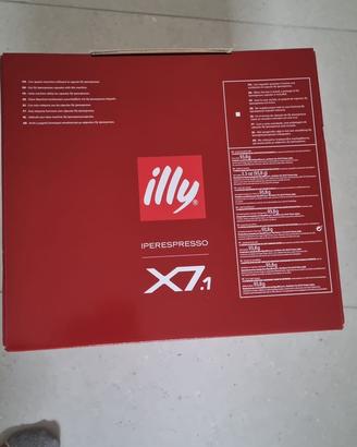 Macchina del caffè Illy rossa