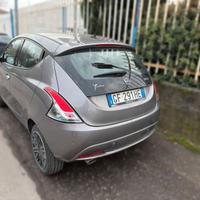 Lancia Ypsilon 1.0 Mild-Hybrid platino
