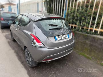Lancia Ypsilon 1.0 Mild-Hybrid platino