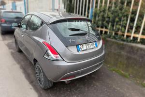 Lancia Ypsilon 1.0 Mild-Hybrid platino