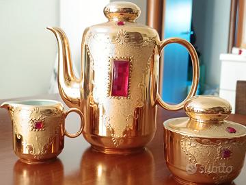 Servito caffè oro e pietra rossa