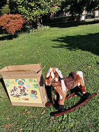 Cavallino dondolo nitrisce