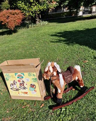 Cavallino dondolo nitrisce