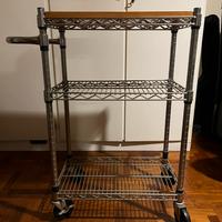 Carrello con rotelle in legno e alluminio