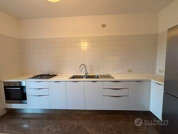 Veneta cucina con forno, piano cottura e lavello