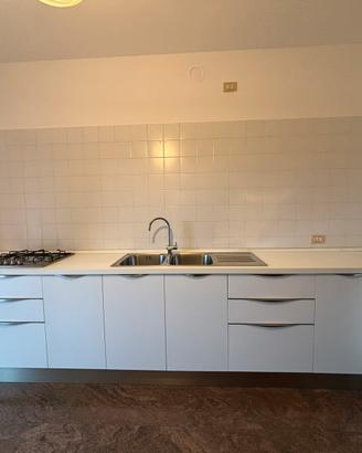 Veneta cucina con forno, piano cottura e lavello