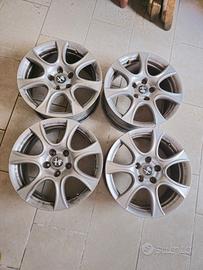 Cerchi in lega alfa romeo completi di coprimozzi