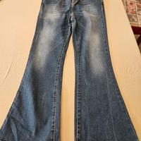 Jeans con bottone gioiello