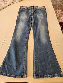 Jeans con bottone gioiello