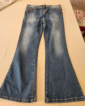 Jeans con bottone gioiello