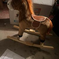 cavallo a dondolo in peluche con effetti sonori.