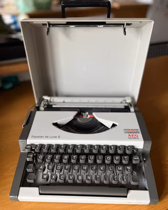 Macchina da scrivere meccatica AEG